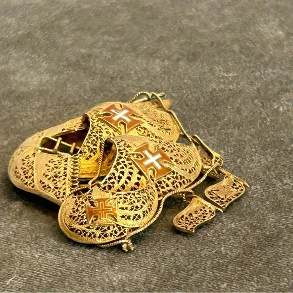 Vintage Gold Tone Metal Filigree & Enamel Portugal Sailing Ship pin brooch 1950